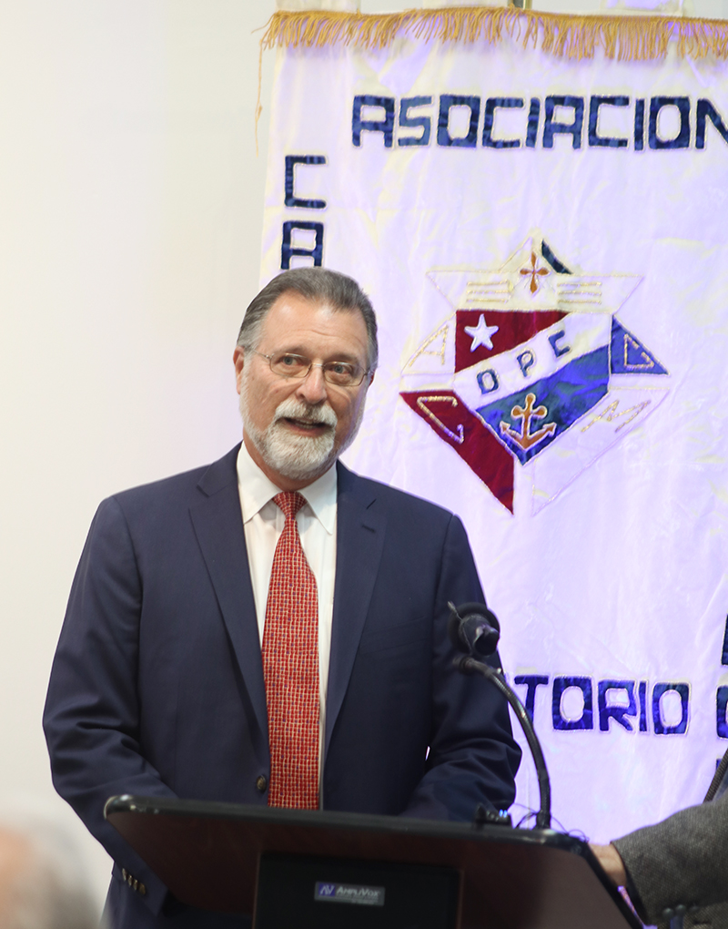 Valentín Arenas, nieto y homónimo del fundador de los Caballeros Católicos, habla sobre su abuelo durante la celebración del centenario de la Asociación de los Caballeros Católicos, el 24 de febrero de 2026, en La Ermita de la Caridad en Miami.