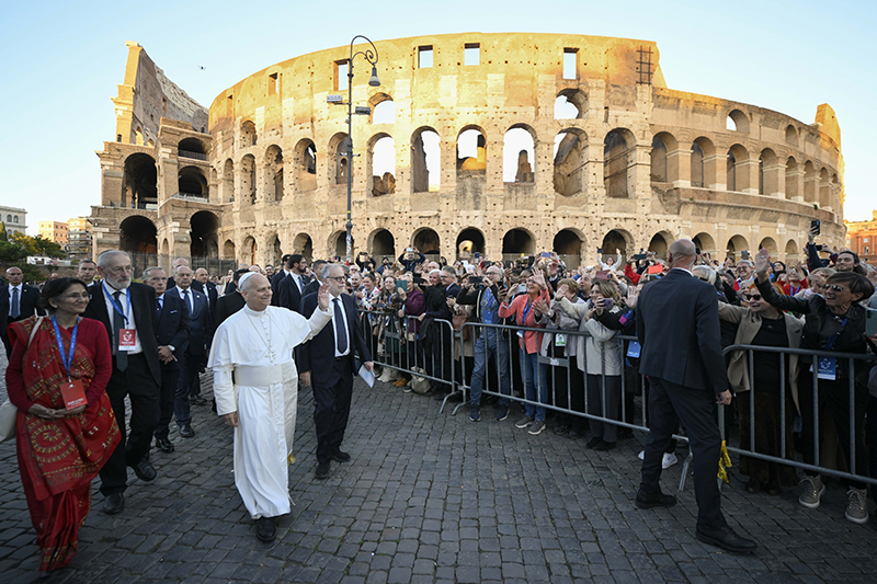 El Papa Le&oacute;n XIV saluda a los espectadores mientras sale de un servicio de oraci&oacute;n ecum&eacute;nico en el interior del Coliseo de Roma, el 28 de octubre de 2025. El Papa Le&oacute;n portar&aacute; la cruz personalmente el 3 de abril de 2026, recorriendo las 14 estaciones del V&iacute;a Crucis en el Coliseo de Roma, en el primer Viernes Santo de su pontificado. (Foto OSV News/Vatican Media)