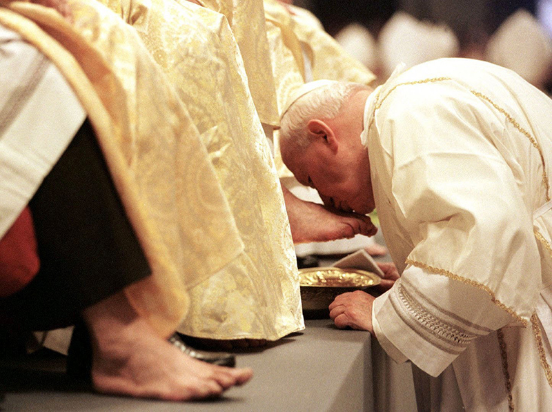 St. John Paul II kisses the foot of a priest, one of 12 representing the apostles of Christ, during Holy Thursday services at the Vatican April 1, 1999. Pope Leo XIV will wash the feet of 12 priests on Holy Thursday during the "In Coena Domini" -- the Holy Thursday Mass of the Lord's Supper -- on April 2, 2026, at the Basilica of St. John Lateran. (OSV News photo/Paolo Cocco, Reuters)