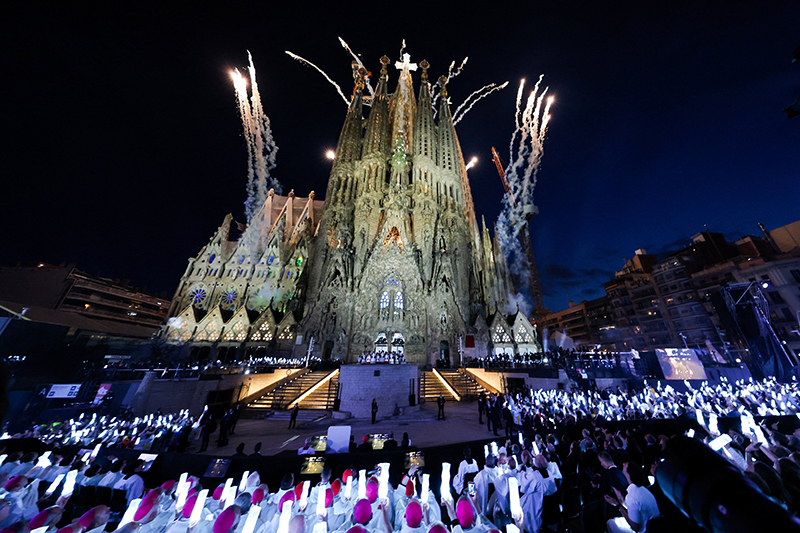 Fuegos artificiales estallan durante la inauguraci&oacute;n de la Torre de Jesucristo en la Bas&iacute;lica de la Sagrada Familia, en el marco del viaje apost&oacute;lico del Papa Le&oacute;n XIV a Barcelona, Espa&ntilde;a, el 10 de junio de 2026. (Foto OSV News/Nacho Doce, Reuters)