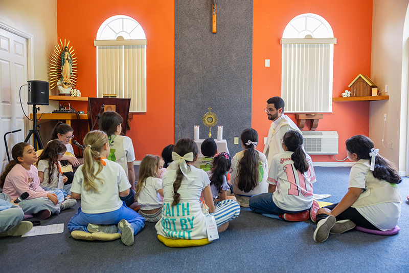 Father Carlos Luzardo, parochial vicar at St. John Neumann Church in Miami, leads Eucharistic adoration with children who participated in SEPI’s first Children’s Ministry Conference, July 25, 2026.