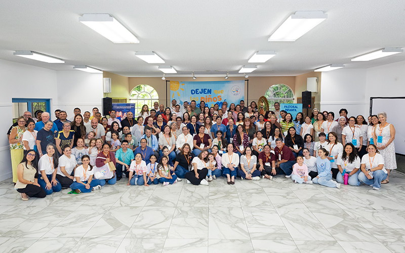 Participants in the first Children’s Ministry Conference, organized by the Southeast Pastoral Institute for Hispanic Ministry (SEPI) in Miami, pose for a group photo following the presentation “Faith in the Family: The Path of the Domestic Church,” July 25, 2026, in Miami.
