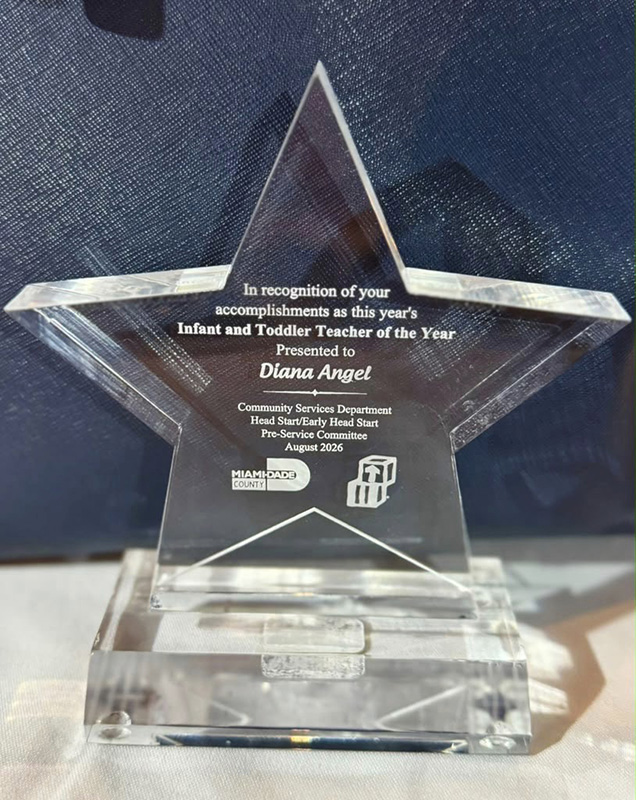 Diana Angel, maestra de Early Head Start en el South Dade Child Development Center de Leisure City, recibió el reconocimiento de Maestra del Año de Bebés y Niños Pequeños, otorgado por el Comité de Pre-Servicio de Head Start/Early Head Start del Condado de Miami-Dade el 4 de agosto de 2026.
