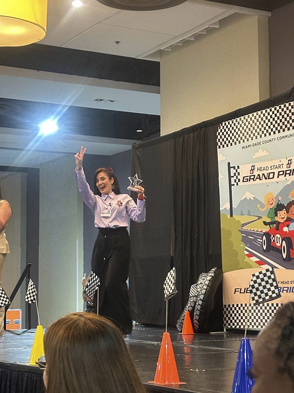 Diana Angel, maestra de Early Head Start en el South Dade Child Development Center de Leisure City, fue reconocida como Maestra del Año de Bebés y Niños Pequeños durante la Conferencia de Pre-Servicio de Head Start/Early Head Start, celebrada el 4 de agosto de 2026 en el hotel DoubleTree de Miami.