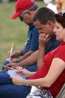 Catechumens Norberto and Belkis Requeira write down the things that enslave them or separate them from God.