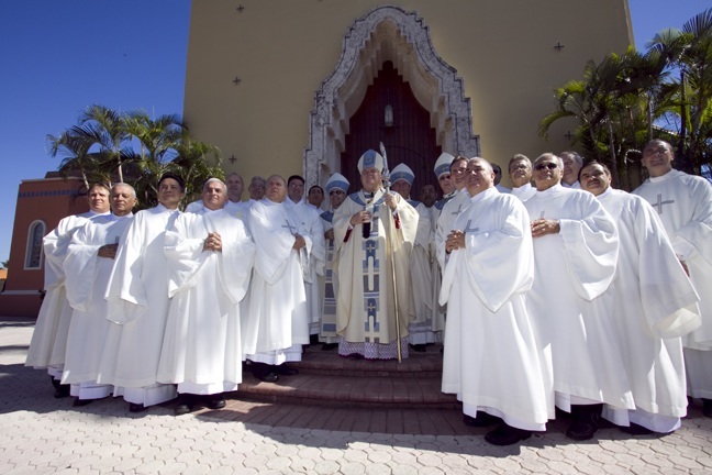 Archbishop Thomas Wenski, Auxiliary Bishop Felipe Estevez, Bishop John Noonan and Bishop Fernando Isern pose with the 20 members of the newly ordained 2010 class of permanent deacons.