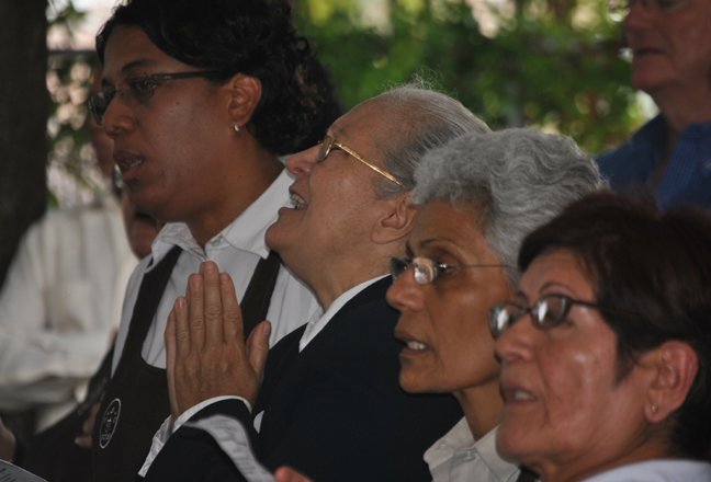 Laicos carmelitas rezan durante la dedicaci�n de la Casa de Oraci�n de Nuestra Se�ora del Monte Carmelo.