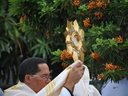 Al concluir la misa, los sacerdotes carmelitas van en proces�on con el Sant�simo Sacramento hacia la capilla.