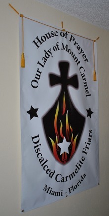 Este estandarte adorna una de las paredes de la nueva casa de oraci�n carmelita.