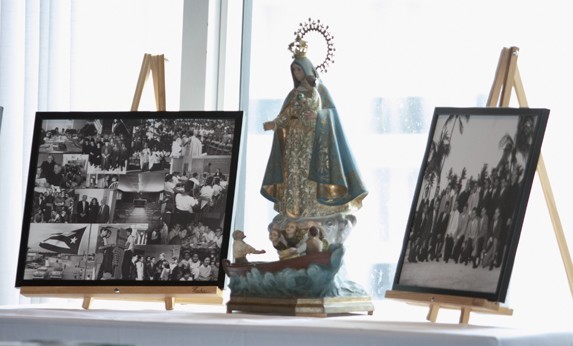 Una imagen de la Virgen de la Caridad se ve acompañada por fotografías de muchachos Pedro Pan en los campos de la Florida donde la iglesia cuidaba de ellos.