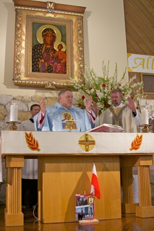 Archbishop Wenski celebrates Mass with Father Klemens Dabrowski, of the Society of Christ for Polonia, pastor of Our Lady of Czestochowa Polish Mission in Pompano Beach.