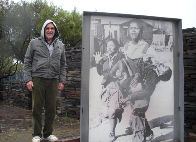 Esta foto de Héctor Pieterson, tomada despues que el muchacho, de 13 años de edad, fuera asesinado en la manifestación de estudiantes en Soweto en 1976, se hizo internacionalmente famosa y despertó la preocupación de todo el mundo para presionar a Sudáfrica que cambiara el sistema de "apartheid". Soweto tiene ahora un museo que lleva el nombre de Héctor Pieterson. La chica a la izquierda en la foto es la hermana de Héctor, quien les habló a los miembros de los Hermanos Cristianos durante una de sus visitas a Soweto.