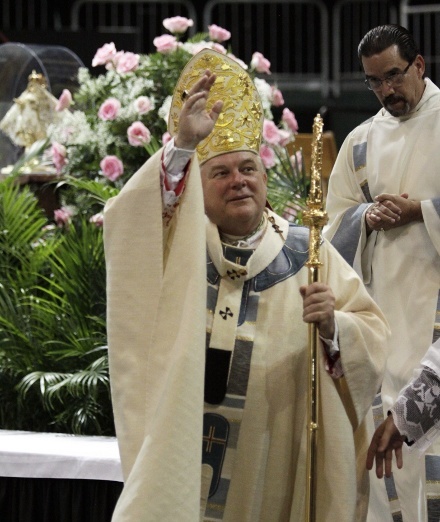 Mons. Wenski bendice a los feligreses al terminarse la misa.