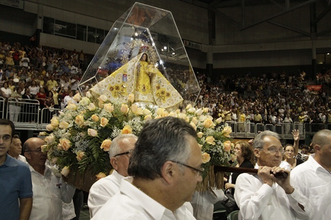 La imagen de la Virgen de la Caridad llegada de Cuba hace 50 años hace su recorrido por el BankUnited Center.