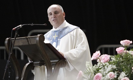 El P. Rumín Dominguez, rector de la Ermita, predica la homilia.