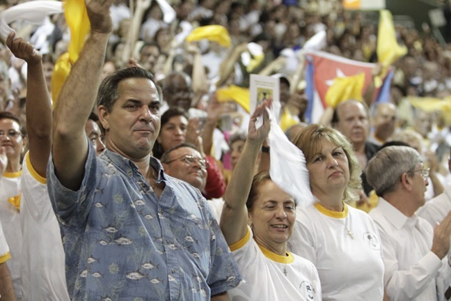 Parroquianos de San Juan Bosco reciben a la Virgen.