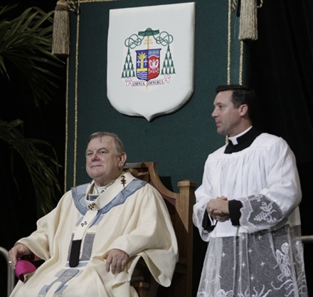 Mons. Wenski y el P. Richard Vigoa, maestro de ceremonias, esperan el final de la misa.