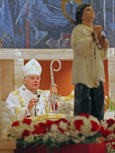 With an image of the saint in front of him, Archbishop Thomas Wenski delivers his homily during the Mass honoring San Lorenzo Ruiz.