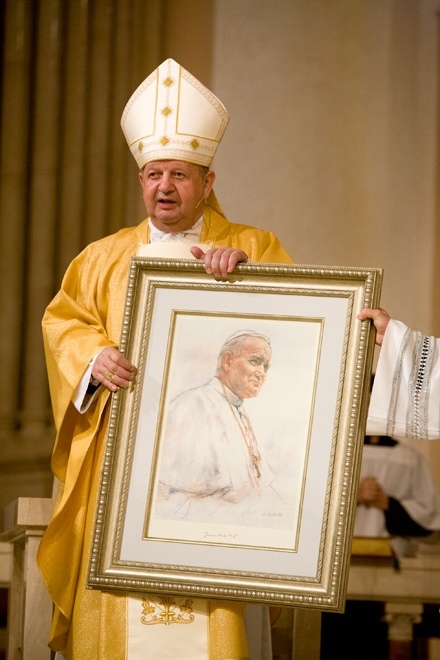 Cardinal Stanislaw Dziwisz presents a painting of Blessed John Paul II to the people of St. Patrick Church, Miami Beach. It was a gift he presented at every stop of his South Florida visit.