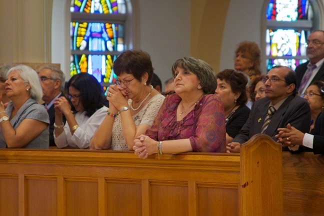 Feligreses de parroquias de Broward y Miami-Dade rezan durante la Misa.