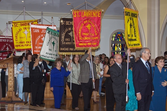 Miembros de las diferentes parroquias representado los Cursillos en el sur de la Florida salen en procesiÛn al finalizar la Misa.