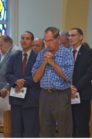 Rodaldo Rodriguez reza al comenzar la Misa celebrando el 50 aniversario de los Cursillos en la ArquidiÛcesis de Miami.