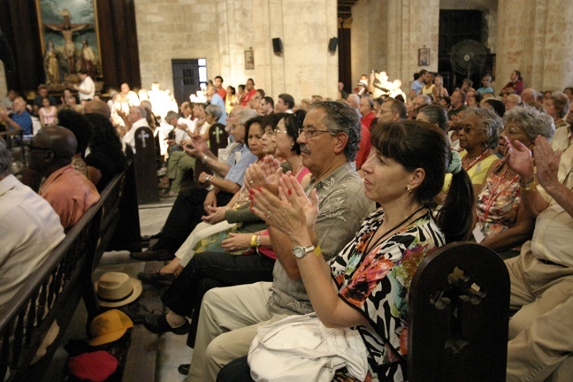 Peregrinos de Miami y parroquianos cubanos aplauden la homilía del Arzobispo Thomas Wenski en la Catedral de la Habana.