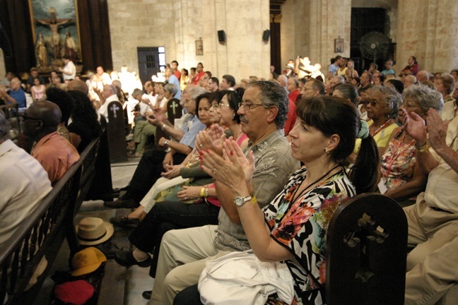 Peregrinos de Miami y parroquianos cubanos aplauden la homila del Arzobispo Thomas Wenski en la Catedral de la Habana.