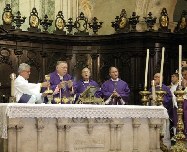 El Arzobispo Wenski y otros obispos que acompañan la peregrinación celebran la misa.