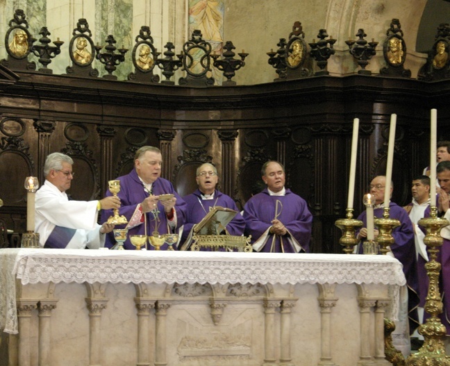 El Arzobispo Wenski y otros obispos que acompaan la peregrinacin celebran la misa.