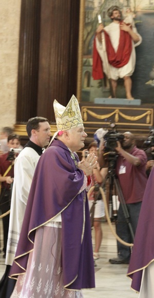 El Arzobispo Wenski entra en la Catedral de la Habana para la celebración de la misa.