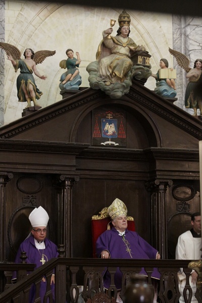 El Arzobispo Wenski durante la celebracin de la misa en la Catedral de la Habana.
