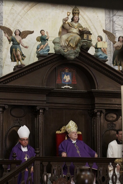 El Arzobispo Wenski durante la celebración de la misa en la Catedral de la Habana.