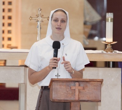 Sister Emily Malay of the Servants of the Pierced Hearts of Jesus and Mary speaks to sixth-graders during Focus 11.