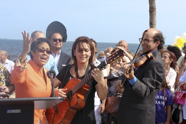 Músicos cantan "Veneración" en honor a la Virgen de la Caridad y en celebración de la inauguración del nuevo malecón.