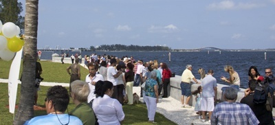 Más de 500 personas se reunieron el pasado Día de las Madres en el Santuario de la Ermita de la Caridad para presenciar la inauguración de su nuevo malecón.