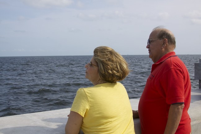 Mario Rodriguez, quien fue preso político en Cuba, y su esposa Gisela Martinez miran con nostalgia hacia el mismo mar que ahora comparten los malecones de la Ermita y La Habana.