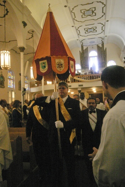 Knights of Columbus carry the ombrellino, one of the insignia of a basilica, into St. Mary Star of the Sea at the start of the dedication Mass. At center: Andy Kirby, with Chris Weber at left and Robert DeLauro at right