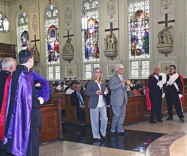 U.S. District Court Judge for the Southern District of Florida Cecilia Altonaga  and U.S. District Court Chief Judge for the Southern District of Florida Federico Moreno take up the offertory during the Red Mass.