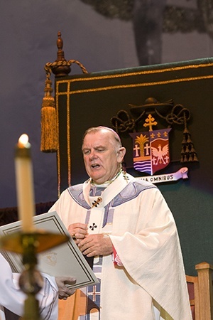 El Arzobispo Thomas Wenski reza al comenzar la misa.