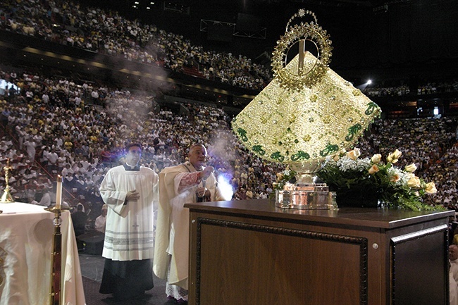 El Arzobispo Thomas Wenski inciensa la imagen de la Virgen al comenzar de la misa.