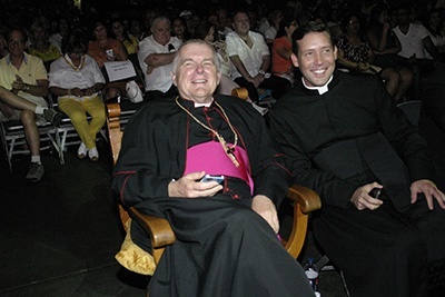 El Arzobispo Thomas Wenski y su asistente, el Padre Richard Vigoa, disfrutan del concierto despues de la misa.