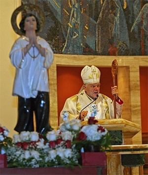 Archbishop Thomas Wenski delivers the homily, greeting Filipinos with "mabuhay" which means "welcome" in Tagalog.
