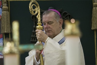 El Arzobispo Thomas Wenski escucha el Evangelio durante la misa de clausura del Sínodo.