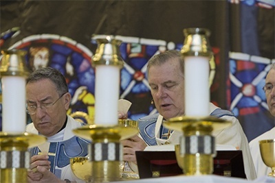 El Arzobispo Thomas Wenski consagra la Eucaristía con el Cardenal Oscar Rodríguez Maradiaga de Honduras a su lado.