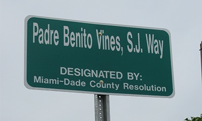 Placa con el nuevo nombre de la Calle Benito Viñes.