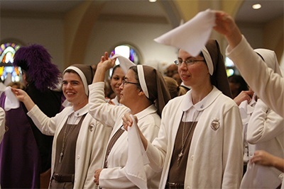 Religiosas de las Siervas de los Corazones Traspasados de Jesús y María agitan pañuelos al momento en que la reliquia del Beato Juan Pablo II entra en la catedral.