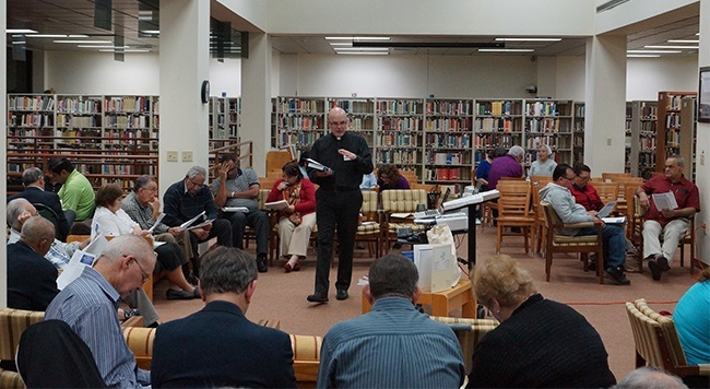El P. Alejandro López-Cardinale dirige el grupo en uno de los ejercicios de reflexión e intercambio sobre la Biblia en la biblioteca del Seminario St. John Vianney.