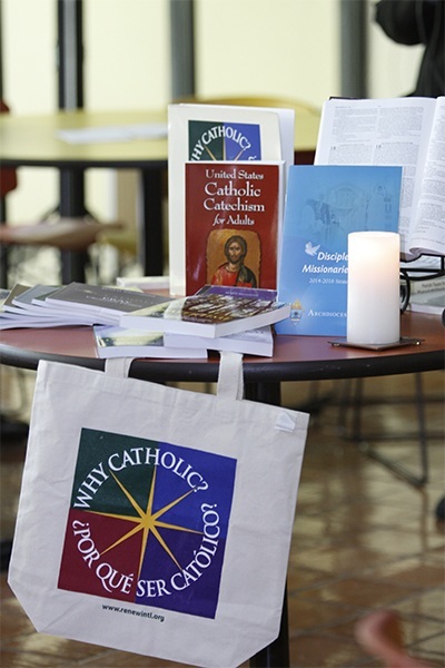 Materiales de Why Catholic / ¿Por qué ser Católico? engalanan la mesa durante el taller informativo en el Centro Pastoral.