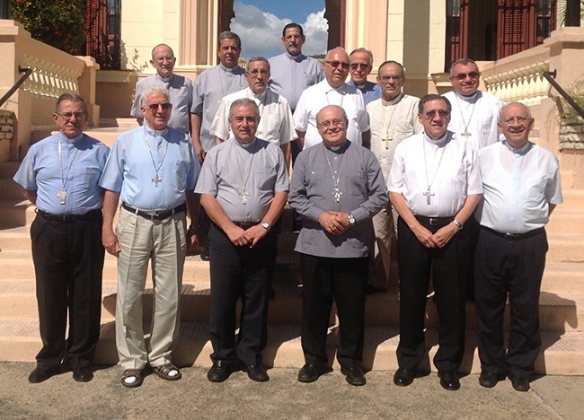 Los obispos de las 11 diócesis de Cuba, incluyendo el Cardenal Jaime Ortega de la Habana, en primera fila, tercero desde la derecha. A su derecha, en el centro, esta el nuncio del Vaticano en Cuba, el Arzobispo Bruno Musaro.